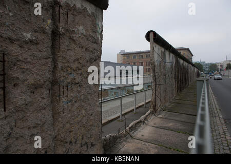 Berlin, Germany. 26th Sep, 2017. A major hole can be seen in the former border wall at the Topographie des Terrors museum in Berlin, Germany, 26 September 2017. Credit: Paul Zinken/dpa/Alamy Live News Stock Photo