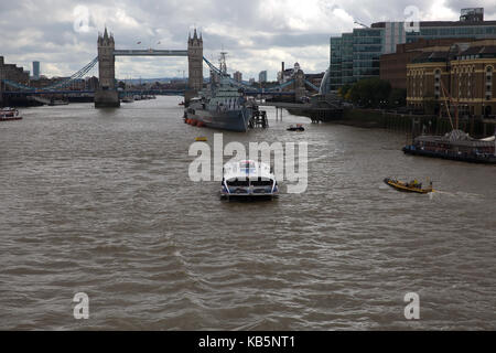 London, UK. 28th Sep, 2017. Warm sunshine over the City of London. People dine alfresco and enjoy the warm Autumn sunshine Credit: Keith Larby/Alamy Live News Stock Photo