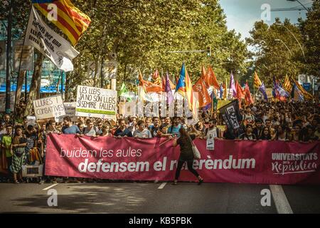 Barcelona, Spain. 28th Sep, 2017. Thousands of Catalan pro-independence students shout slogans as they march behind their banner reading 'we defend the referendum' through Barcelona in support of the planned secession referendum at October1st. Spain's constitutional court has suspended the Catalan referendum law after the Central Government has challenged it in the Courts Credit: Matthias Oesterle/Alamy Live News Stock Photo