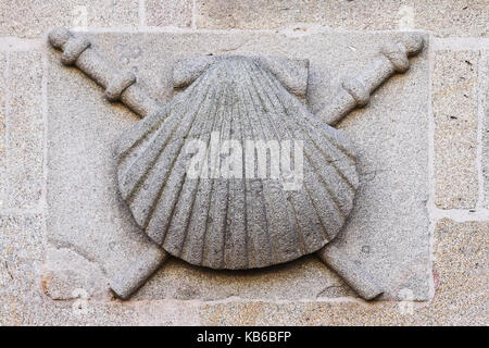 santiago-shell-carved-in-stone-santiago-de-compostela-galicia-spain-kb6bfp.jpg