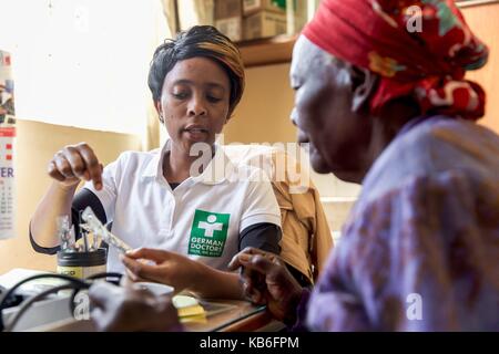 Mathare is a collection of slums in Nairobi, Kenya. The walk-in clinic is the only medical facility for thousands of people. - November/December 2016 | usage worldwide Stock Photo