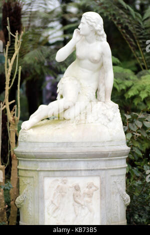 Statue, Eve, by Scipione Tadolini (c.1870), in the Kibble Palace, Botanic Gardens, Glasgow, Scotland Stock Photo