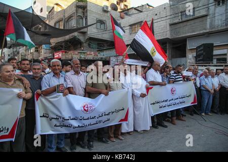 Northern Gaza, Palestine. 27th Sep, 2017. Members of the Popular Front for the Liberation of Palestine, or PFLP, Palestinian liberation group, gathered in the Jabalia refugee camp in Gaza Strip on September 27, 2017 to support the reconciliation efforts for Palestinians in the region. This comes after Hamas, a Gaza-based Palestinian group disbanded its administrative committee in the territory, and has prompted the Palestinian Prime Minister to return to Gaza on early next week to initiate the peace efforts. Credit: Ramez Habboub/Pacific Press/Alamy Live News Stock Photo