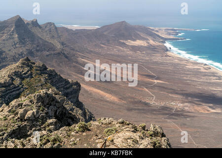 Blick vom Berg Pico de la Zarza auf die Strände von Cofete und Barlovento, Insel Fuerteventura, Kanarische Inseln, Spanien |  view from mount Pico de  Stock Photo