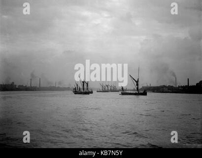 AJAXNETPHOTO. EARLY 1900S. LONDON, ENGLAND. - THAMES BARGES MOORED WAITING FOR CARGO, POSSIBLY AT TILBURY OR WOOLWICH. PHOTOGRAPHER:UNKNOWN © DIGITAL IMAGE COPYRIGHT AJAX VINTAGE PICTURE LIBRARY SOURCE: AJAX VINTAGE PICTURE LIBRARY COLLECTION REF:AVL 3073 Stock Photo