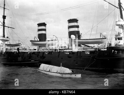 AJAXNETPHOTO. 1903. PORTSMOUTH, ENGLAND. - JAPAN BATTLE CRUISER VISIT - CLOSE UP OF MIDSHIPS SECTION OF THE JAPANESE CRUISER ASAMA, GUNS, BOATS AND STEAM PICKET LAUNCH. PHOTOGRAPHER:UNKNOWN © DIGITAL IMAGE COPYRIGHT AJAX VINTAGE PICTURE LIBRARY SOURCE: AJAX VINTAGE PICTURE LIBRARY COLLECTION REF:AVL 0773 Stock Photo