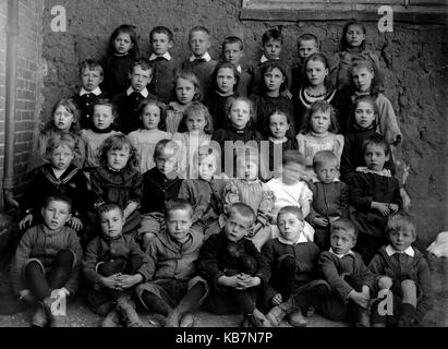 AJAXNETPHOTO. 1890-1914 (APPROX). LOCATION UNKNOWN. - SCHOOL PORTRAIT - CLASS GROUP POSING FOR THE CAMERA. PHOTOGRAPHER:UNKNOWN © DIGITAL IMAGE COPYRIGHT AJAX VINTAGE PICTURE LIBRARY SOURCE: AJAX VINTAGE PICTURE LIBRARY COLLECTION REF:AVL 172109 9 Stock Photo