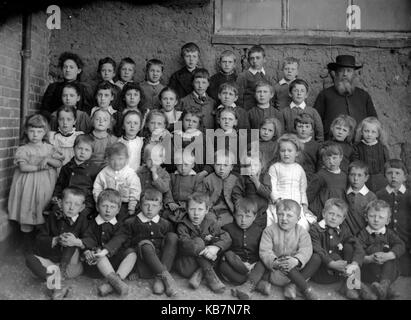 AJAXNETPHOTO. 1890-1914 (APPROX). LOCATION UNKNOWN. - SCHOOL PORTRAIT - CLASS GROUP POSING FOR THE CAMERA. PHOTOGRAPHER:UNKNOWN © DIGITAL IMAGE COPYRIGHT AJAX VINTAGE PICTURE LIBRARY SOURCE: AJAX VINTAGE PICTURE LIBRARY COLLECTION REF:AVL 172109 10 Stock Photo