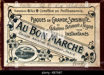 AJAXNETPHOTO. 1997. SOUTHAMPTON, ENGLAND. - BOX LID OF OLD 19TH EARLY 20TH CENTURY AU BON MARCHE PHOTOGRAPHIC DRY PLATES MADE IN FRANCE BY MAISON ARISTIDE BOUCICAUT OF PARIS. PHOTO:JONATHAN EASTLAND/AJAX REF:970916 1 Stock Photo