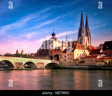 DE - BAVARIA: Cathedral of St. Peter and Steinerne Bruecke over River Danube at Regensburg Stock Photo