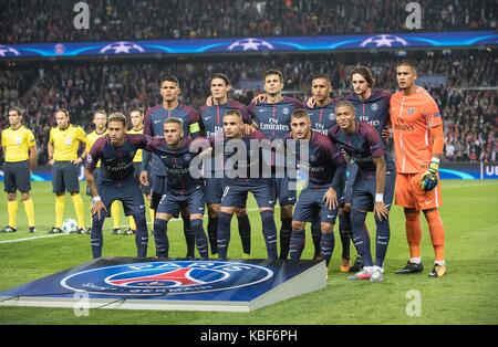 Team Paris, with left to right hinten Thiago SILVA (Paris), Edinson CAVANI (Paris), Thiago MOTTA (Paris), MARQUINHOS (Paris), Adrien RABIOT (Paris), goalwart Alphonse AREOLA (Paris), vorne left to right NEYMAR (Paris), Dani ALVES (Paris), Layvin KURZAWA (Paris), Thiago MOTTA (Paris), Kylian MBAPPE (Paris), Fussball Champions League, Vorrunde 2. Spieltag, Gruppe B, Paris St. Germain - FC Bayern Munich (M) 3:0, am 27.09.2017 in Paris/ Frankreich. |usage worldwide Stock Photo