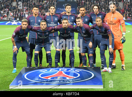 Paris, France. 27th Sep, 2017. Paris St. Germain's team with (back l-r) Thiago Silva, Edinson Cavani, Thiago Motta, Marquinhos, Adrien Rabiot, goalkeeper Alphonse Areola, (front l-r) Neymar, Dani Alves, Layvin Kurzawa, Marco Verratti and Kylian Mbappe poses for the team photo before the Champions League football match between Paris St. Germain and Bayern Munich at the Parc des Princes stadium in Paris, France, 27 September 2017. Credit: Peter Kneffel/dpa/Alamy Live News Stock Photo