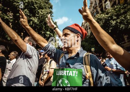 Barcelona, Catalonia, Spain. 29th Sep, 2017. Catalan pro-independence farmers from the surrounding rural area build enter the city of Barcelona in support of the planned secession referendum at October1st. Spain's constitutional court has suspended the Catalan referendum law after the Central Government has challenged it in the Courts Credit: Matthias Oesterle/ZUMA Wire/Alamy Live News Stock Photo