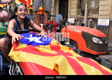 Barcelona, Spain. 29th Sep, 2017. A woman with a Catalonia flag is seen on a tractor during a protest. Around 400 tractors called by agricultural unions have gathered on the center of the city of Barcelona to defend the referendum of the independence. On September 29, 2017 in Barcelona, Spain. Credit: SOPA Images Limited/Alamy Live News Stock Photo