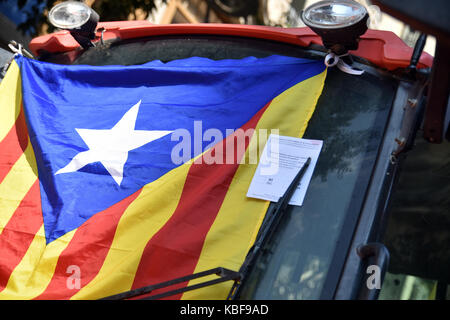 Barcelona, Spain. 29th Sep, 2017. An independence flag of Catalonia is seen during a protest. Around 400 tractors called by agricultural unions have gathered on the center of the city of Barcelona to defend the referendum of the independence. On September 29, 2017 in Barcelona, Spain. Credit: SOPA Images Limited/Alamy Live News Stock Photo