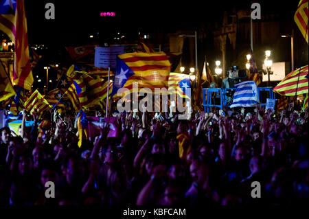 Barcelona, Spain. 29th Sep, 2017.  Pro-independence supporters wave estelada flags (Catalonia independence sign) during the closing campaign meeting for the YES in Barcelona. Next sunday Catalan government aims to held a referendum on independence, the Spanish government is frontally opposed to the referendum and consider it illegal. Thousands of Spanish police officers have been transferred to the Catalan region to ban the referendum. Credit: Jordi Boixareu/Alamy Live News Stock Photo