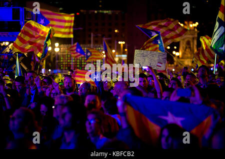 Barcelona, Spain. 29th Sep, 2017.  Pro-independence supporters wave estelada flags (Catalonia independence sign) during the closing campaign meeting for the YES in Barcelona. Next sunday Catalan government aims to held a referendum on independence, the Spanish government is frontally opposed to the referendum and consider it illegal. Thousands of Spanish police officers have been transferred to the Catalan region to ban the referendum. Credit: Jordi Boixareu/Alamy Live News Stock Photo