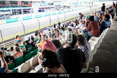 Kuala Lumpur, Malaysia. 29th September, 2017. Spectators viewing the racing action at the Formula 1 Malaysia Grand Prix in Kuala Lumpur, Malaysia. © Danny Chan/Alamy Live News.