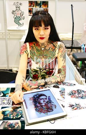 Hong Kong. 29th September, 2017. A fully focused tattooist is working