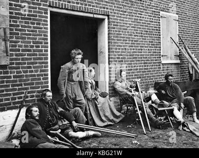 BATTLE OF FREDERICKSBURG 11-15 December 1862. Wounded Union soldiers at a temporary hospital. Stock Photo