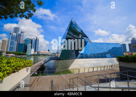 The Futuristic Building Of Louis Vuitton Shop In Marina Bay, Singapore  Stock Photo, Picture and Royalty Free Image. Image 43751826.