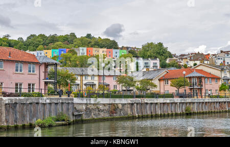 BRISTOL ENGLAND CITY CENTRE HARBOURSIDE HOTWELLS RIVER AVON COLOURED HOUSES ALONGSIDE THE HARBOUR AND ON THE HILL Stock Photo