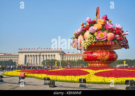 Beijing, China. 1st Oct, 2017. Photo taken on Oct. 1, 2017 shows the main flower basket at the Tian'anmen Square in central Beijing, capital of China Stock Photo