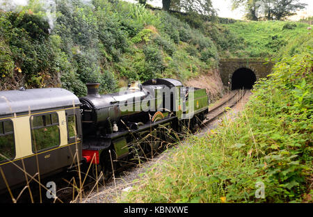 Steam train leaving Greenway Halt on the Dartmouth Steam Railway, hauled by GWR Manor class 4-6-0 No 7827 Lydham Manor. Stock Photo