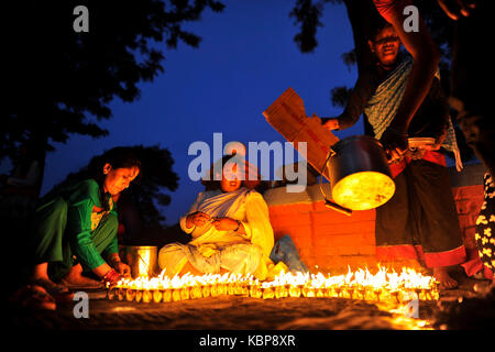 Kathmandu, Nepal. 30th Sep, 2017. Nepalese Devotee offering butter lamps infornt Bramayani Temple during the tenth day of Dashain Durga Puja Festival in Bramayani Temple, Bhaktapur, Nepal on September 30, 2017. Dashain is the most auspicious and biggest celebrated festival in Nepal, which reflects age old traditions and the devotion of the Nepalese towards Goddess Durga. Credit: Narayan Maharjan/Pacific Press/Alamy Live News Stock Photo