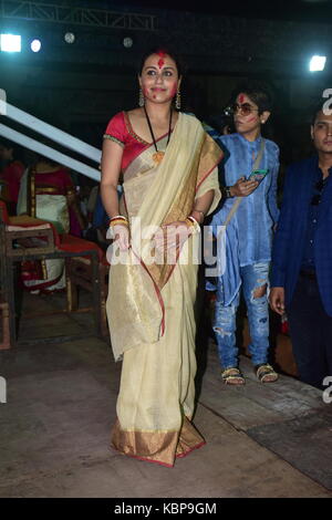 Mumbai, India. 30th Sep, 2017. Bollywood film actress Rani Mukherjee doing prayers idol of goddess Durga and Married women apply sindoor each others face on the occassion of Sindoor khela for Vijaya dashami celebration at last day of Durga puja pandal in Mumbai. Credit: Azhar Khan/Pacific Press/Alamy Live News Stock Photo