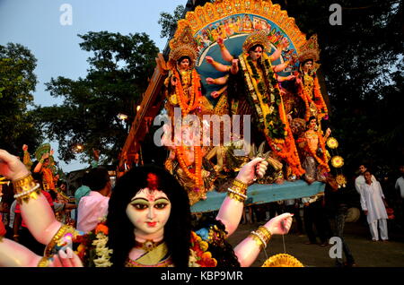 Kolkata, India. 30th Sep, 2017. Hindu devotees celebrate the last day of Durga Puja. Hindu devotees immerse an idol of goddess Durga into the Ganges river on at Kolkata outskirts. Credit: Sandip Saha/Pacific Press/Alamy Live News