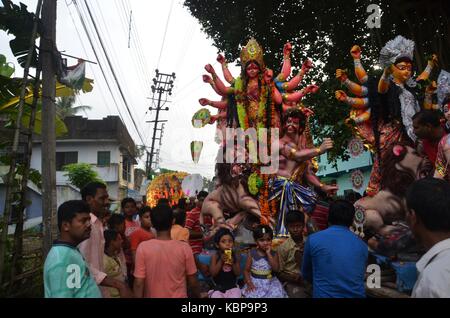 Kolkata, India. 30th Sep, 2017. Hindu devotees celebrate the last day of Durga Puja. Hindu devotees immerse an idol of goddess Durga into the Ganges river on at Kolkata outskirts. Credit: Sandip Saha/Pacific Press/Alamy Live News