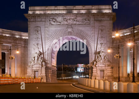 Manhattan Bridge Arch and Colonnade Entrance in New York, USA Stock Photo