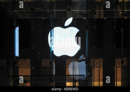 New York City - June 25, 2008: Flagship Apple Store on Fifth Avenue in New York City. Stock Photo