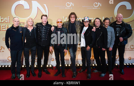 Hanover, Germany. 30th Sep, 2017. 'Rocklegenden' (lit. rock legends) Georgi Gogow (City, l-r), Christian Liebig (Karat), Claudius Dreilich (Karat), Toni Krahl (City), Dieter 'Maschine' Birr (Puhdys), Fritz Puppel (City), Martin Becker (Karat) and Manfred Hennig (City) arrive on the red carpet for the ZDF TV show 'Willkommen bei Carmen Nebel' at the TUI-Arena in Hanover, Germany, 30 September 2017. Credit: Swen Pförtner/dpa/Alamy Live News Stock Photo