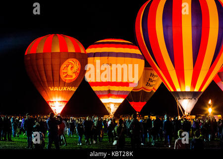 York, UK. 30th September, 2017. After a disappointing afternoon during which the weather prevented any balloons from being launched, the skies thankfully cleared in time for a fantastic display of hot air balloons lighting up the sky by firing their burners in time to a medley of great pop music. York, Uk - 30 September 2017 Credit: James Copeland/Alamy Live News Stock Photo