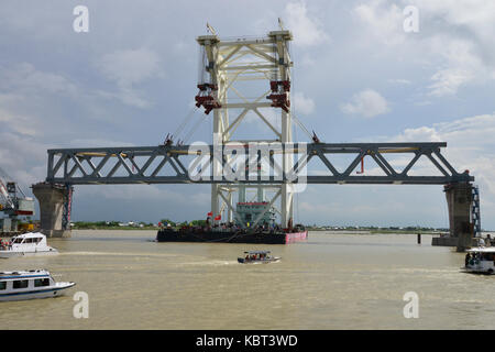Shariatpur, Bangladesh. 30th September, 2017. A span is placed on the pillar 37 and 38 of the Padma Bridge at the Jajira point in Shariatpur , Bangladesh on Saturday, September 30, 2017 The first beam between two pillars of the Padma Bridge, one of the largest infrastructure projects in Bangladesh, has been installed on Saturday. The 6.15-kilometre bridge will have 42 pillars, including two on the banks. Credit: Mamunur Rashid/Alamy Live News Stock Photo