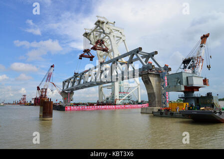 Shariatpur, Bangladesh. 30th September, 2017. A span is placed on the pillar 37 and 38 of the Padma Bridge at the Jajira point in Shariatpur , Bangladesh on Saturday, September 30, 2017 The first beam between two pillars of the Padma Bridge, one of the largest infrastructure projects in Bangladesh, has been installed on Saturday. The 6.15-kilometre bridge will have 42 pillars, including two on the banks. Credit: Mamunur Rashid/Alamy Live News Stock Photo