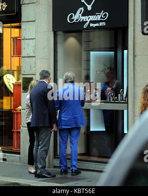 Milan, Pietro Lorenzetti walking with his wife in the center Professor Pietro Lorenzetti, renowned plastic surgeon who has several studies throughout Italy, often frequents Barbara D'Urso's living room on Sunday Live on channel 5 when ALBERICO LEMME, discussed the character who always argues for his method of slimming with his diets (several characters from the world of entertainment have entrusted to him, primarily Silvio Berlusconi and Briatore). He is surprised to walk through the streets of the quadrilateral while curious among the showrooms of the boutiques, along with his wife and a frie Stock Photo