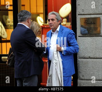 Milan, Pietro Lorenzetti walking with his wife in the center Professor Pietro Lorenzetti, renowned plastic surgeon who has several studies throughout Italy, often frequents Barbara D'Urso's living room on Sunday Live on channel 5 when ALBERICO LEMME, discussed the character who always argues for his method of slimming with his diets (several characters from the world of entertainment have entrusted to him, primarily Silvio Berlusconi and Briatore). He is surprised to walk through the streets of the quadrilateral while curious among the showrooms of the boutiques, along with his wife and a frie Stock Photo