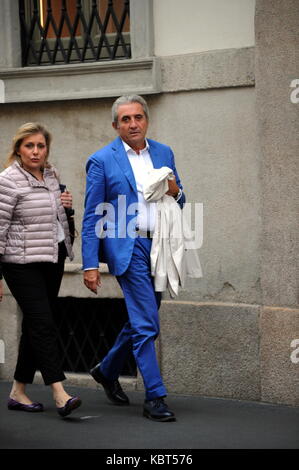 Milan, Pietro Lorenzetti walking with his wife in the center Professor Pietro Lorenzetti, renowned plastic surgeon who has several studies throughout Italy, often frequents Barbara D'Urso's living room on Sunday Live on channel 5 when ALBERICO LEMME, discussed the character who always argues for his method of slimming with his diets (several characters from the world of entertainment have entrusted to him, primarily Silvio Berlusconi and Briatore). He is surprised to walk through the streets of the quadrilateral while curious among the showrooms of the boutiques, along with his wife and a frie Stock Photo