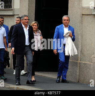 Milan, Pietro Lorenzetti walking with his wife in the center Professor Pietro Lorenzetti, renowned plastic surgeon who has several studies throughout Italy, often frequents Barbara D'Urso's living room on Sunday Live on channel 5 when ALBERICO LEMME, discussed the character who always argues for his method of slimming with his diets (several characters from the world of entertainment have entrusted to him, primarily Silvio Berlusconi and Briatore). He is surprised to walk through the streets of the quadrilateral while curious among the showrooms of the boutiques, along with his wife and a frie Stock Photo