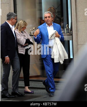 Milan, Pietro Lorenzetti walking with his wife in the center Professor Pietro Lorenzetti, renowned plastic surgeon who has several studies throughout Italy, often frequents Barbara D'Urso's living room on Sunday Live on channel 5 when ALBERICO LEMME, discussed the character who always argues for his method of slimming with his diets (several characters from the world of entertainment have entrusted to him, primarily Silvio Berlusconi and Briatore). He is surprised to walk through the streets of the quadrilateral while curious among the showrooms of the boutiques, along with his wife and a frie Stock Photo