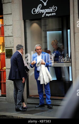 Milan, Pietro Lorenzetti walking with his wife in the center Professor Pietro Lorenzetti, renowned plastic surgeon who has several studies throughout Italy, often frequents Barbara D'Urso's living room on Sunday Live on channel 5 when ALBERICO LEMME, discussed the character who always argues for his method of slimming with his diets (several characters from the world of entertainment have entrusted to him, primarily Silvio Berlusconi and Briatore). He is surprised to walk through the streets of the quadrilateral while curious among the showrooms of the boutiques, along with his wife and a frie Stock Photo