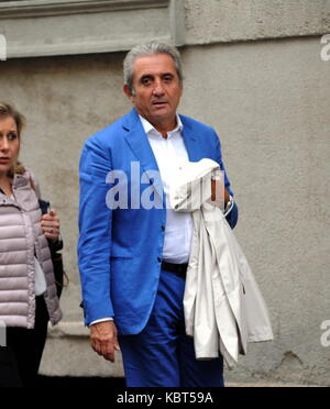 Milan, Pietro Lorenzetti walking with his wife in the center Professor Pietro Lorenzetti, renowned plastic surgeon who has several studies throughout Italy, often frequents Barbara D'Urso's living room on Sunday Live on channel 5 when ALBERICO LEMME, discussed the character who always argues for his method of slimming with his diets (several characters from the world of entertainment have entrusted to him, primarily Silvio Berlusconi and Briatore). He is surprised to walk through the streets of the quadrilateral while curious among the showrooms of the boutiques, along with his wife and a frie Stock Photo