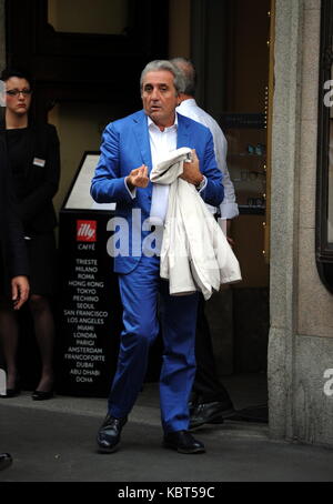 Milan, Pietro Lorenzetti walking with his wife in the center Professor Pietro Lorenzetti, renowned plastic surgeon who has several studies throughout Italy, often frequents Barbara D'Urso's living room on Sunday Live on channel 5 when ALBERICO LEMME, discussed the character who always argues for his method of slimming with his diets (several characters from the world of entertainment have entrusted to him, primarily Silvio Berlusconi and Briatore). He is surprised to walk through the streets of the quadrilateral while curious among the showrooms of the boutiques, along with his wife and a frie Stock Photo