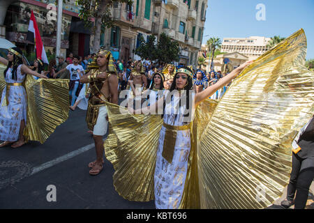 Alexandria, Egypt. 30th Sep, 2017. Performers dressed in ancient Egyptian outfits participate in a festive event themed 'Cleopatra's Dream', in Alexandria City, Egypt, Sept. 30, 2017. The Egyptian coastal province of Alexandria on Saturday held a festive event themed 'Cleopatra's Dream' to highlight the discovered sunken palace and city of the ancient Egyptian queen. Credit: Meng Tao/Xinhua/Alamy Live News Stock Photo