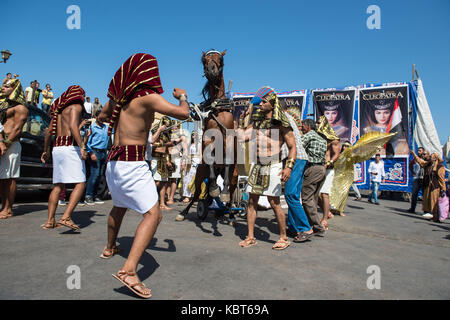 Alexandria, Egypt. 30th Sep, 2017. Performers dressed in ancient Egyptian outfits participate in a festive event themed 'Cleopatra's Dream', in Alexandria City, Egypt, Sept. 30, 2017. The Egyptian coastal province of Alexandria on Saturday held a festive event themed 'Cleopatra's Dream' to highlight the discovered sunken palace and city of the ancient Egyptian queen. Credit: Meng Tao/Xinhua/Alamy Live News Stock Photo