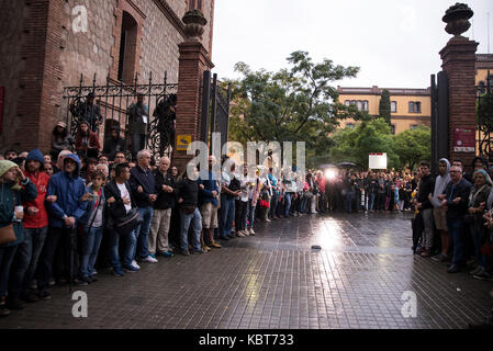 Barcelona, Spain. 1st Oct, 2017. Hundreds of people form a queue waiting to vote in the Catalonian independence referendum outside Escola de Treball school in Barcelona, Spain, 1 October 2017. Credit: Nicolas Carvalho Ochoa/dpa/Alamy Live News Stock Photo