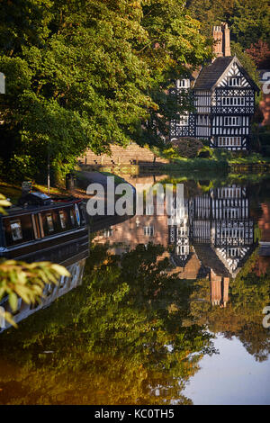 Bridgewater Canal in Worsley, with the tudor  Packet House in the background a grade 2 listed building dating back to 1760 Stock Photo